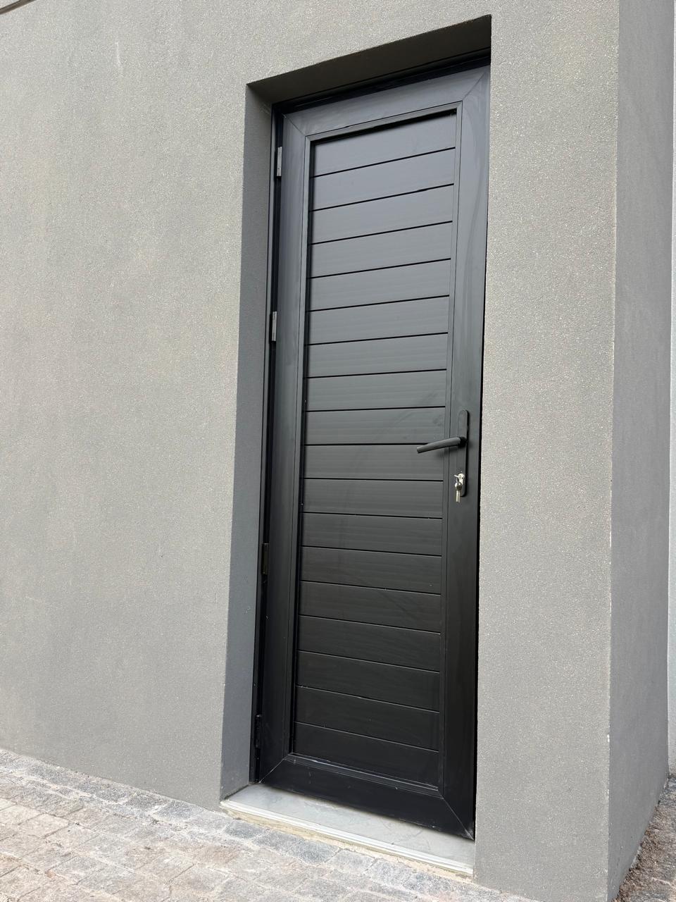 Puerta de Acceso en Aluminio Negro