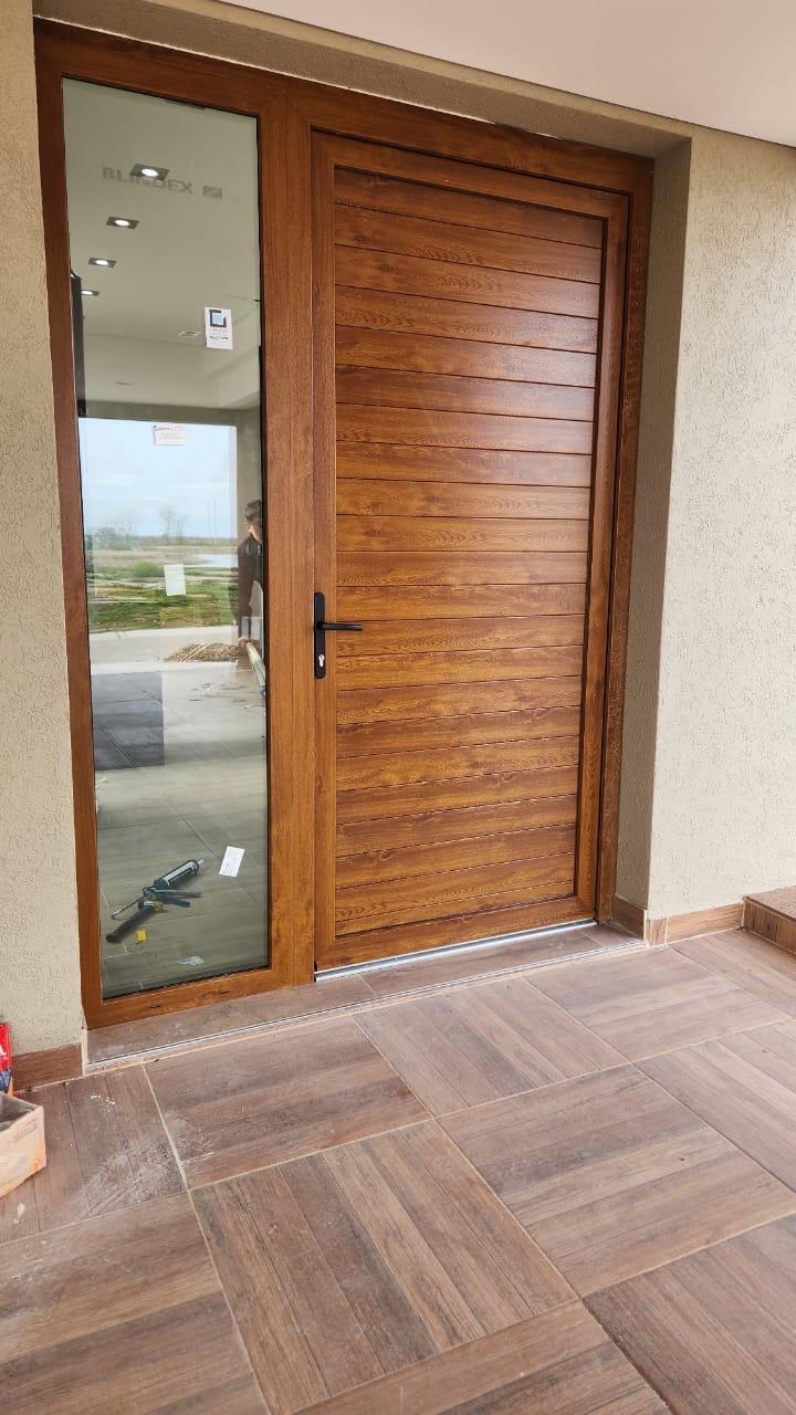 Puerta de Acceso Simil Madera con Vidrio
