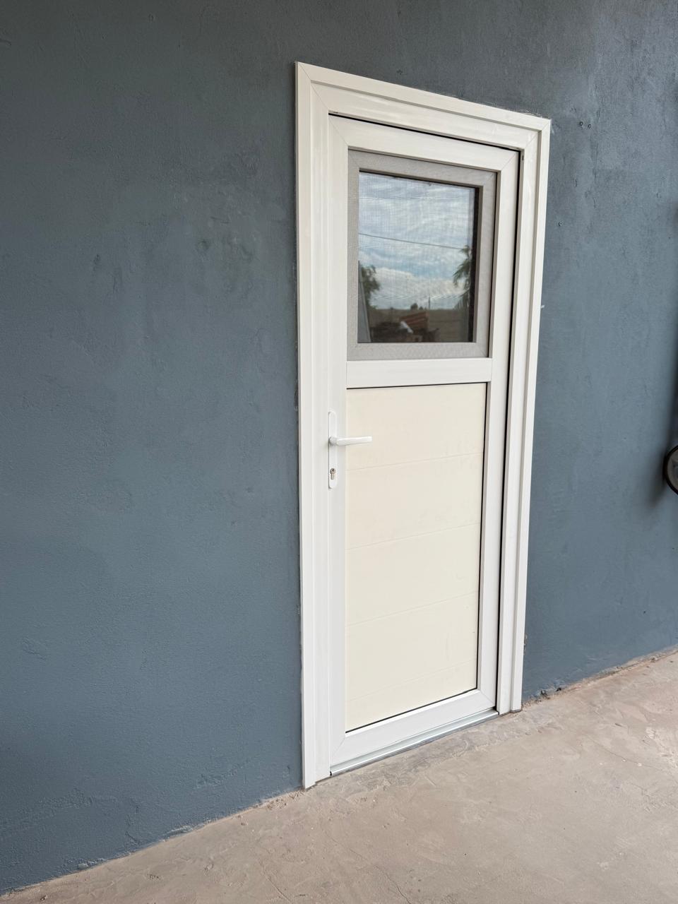 Puerta Blanca con Ventana Superior