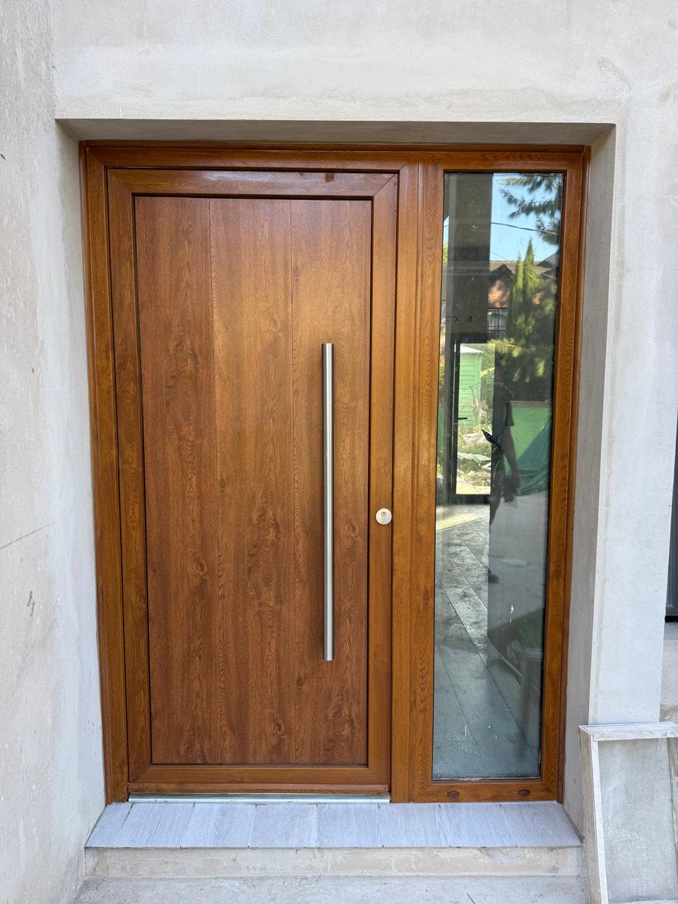 Puerta Simil Madera con Panel de Vidrio