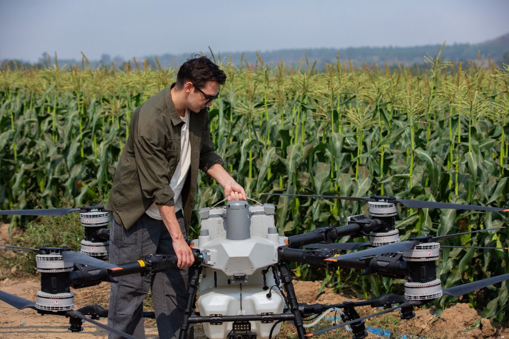 Finanțare Nerambursabilă pentru Dronă Agricolă: AFIR, PNRR și PNS Explicate Simplu