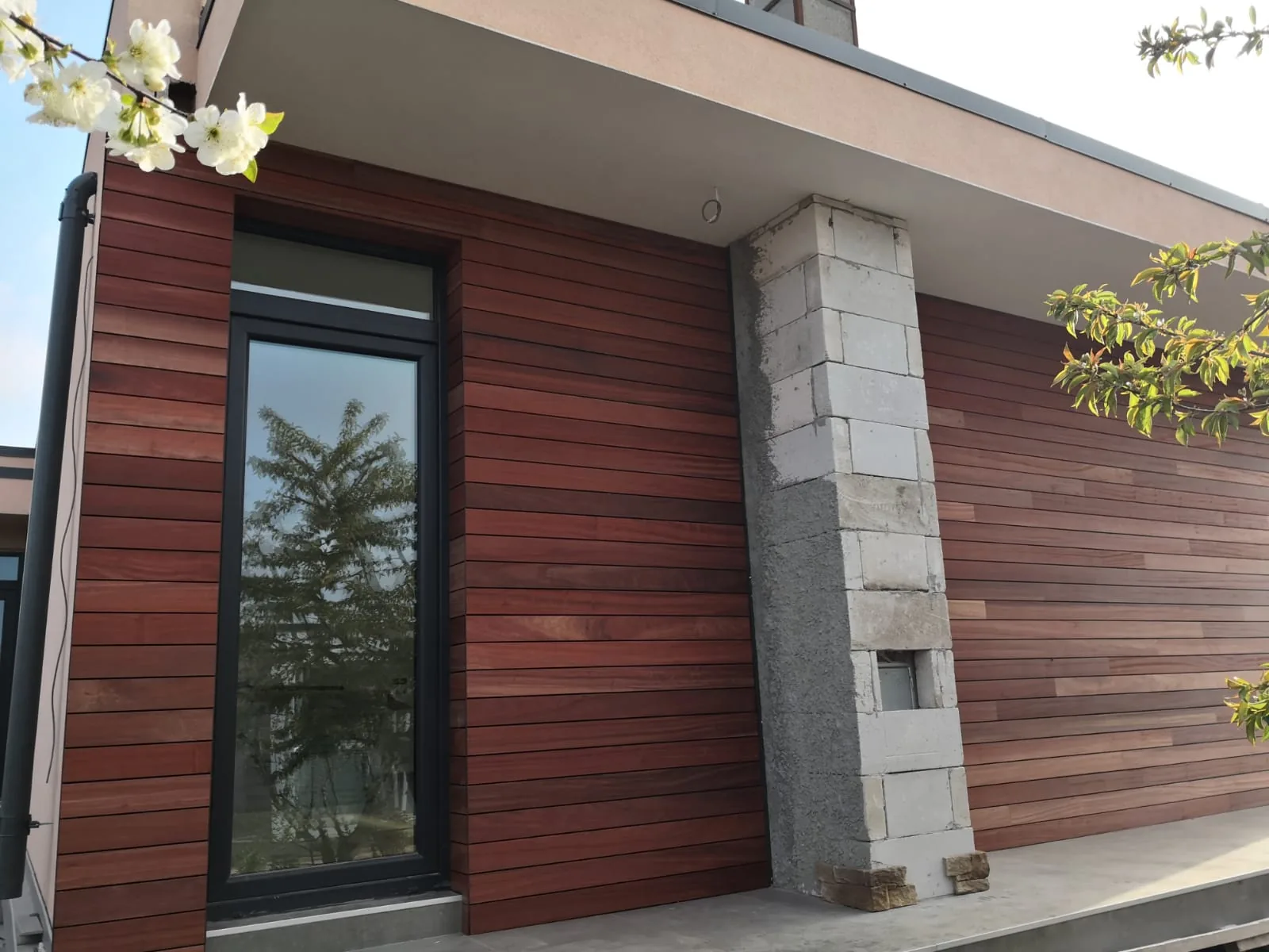 Black Sea Padauk Villa – fațadă și deck – Constanța – Floors4You