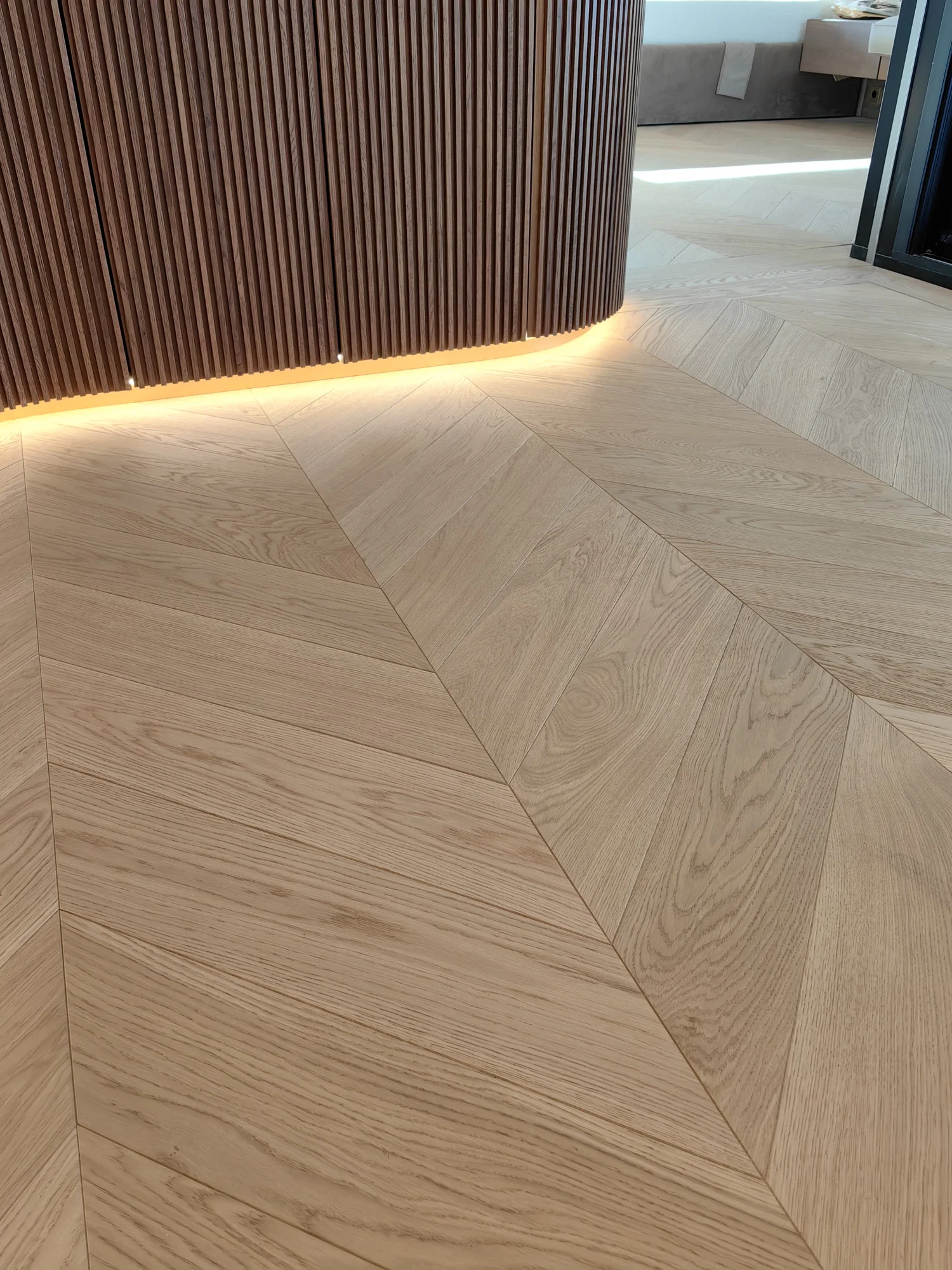 Brass Chevron Residence – parchet Chevron cu bordură de alamă – București – Floors4You