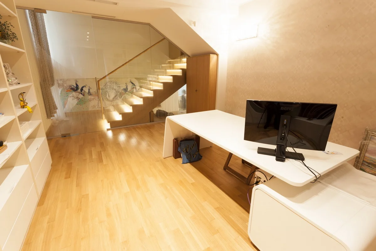 Glass & Wood Stairs Villa – scări din parchet cu LED – București – Floors4You