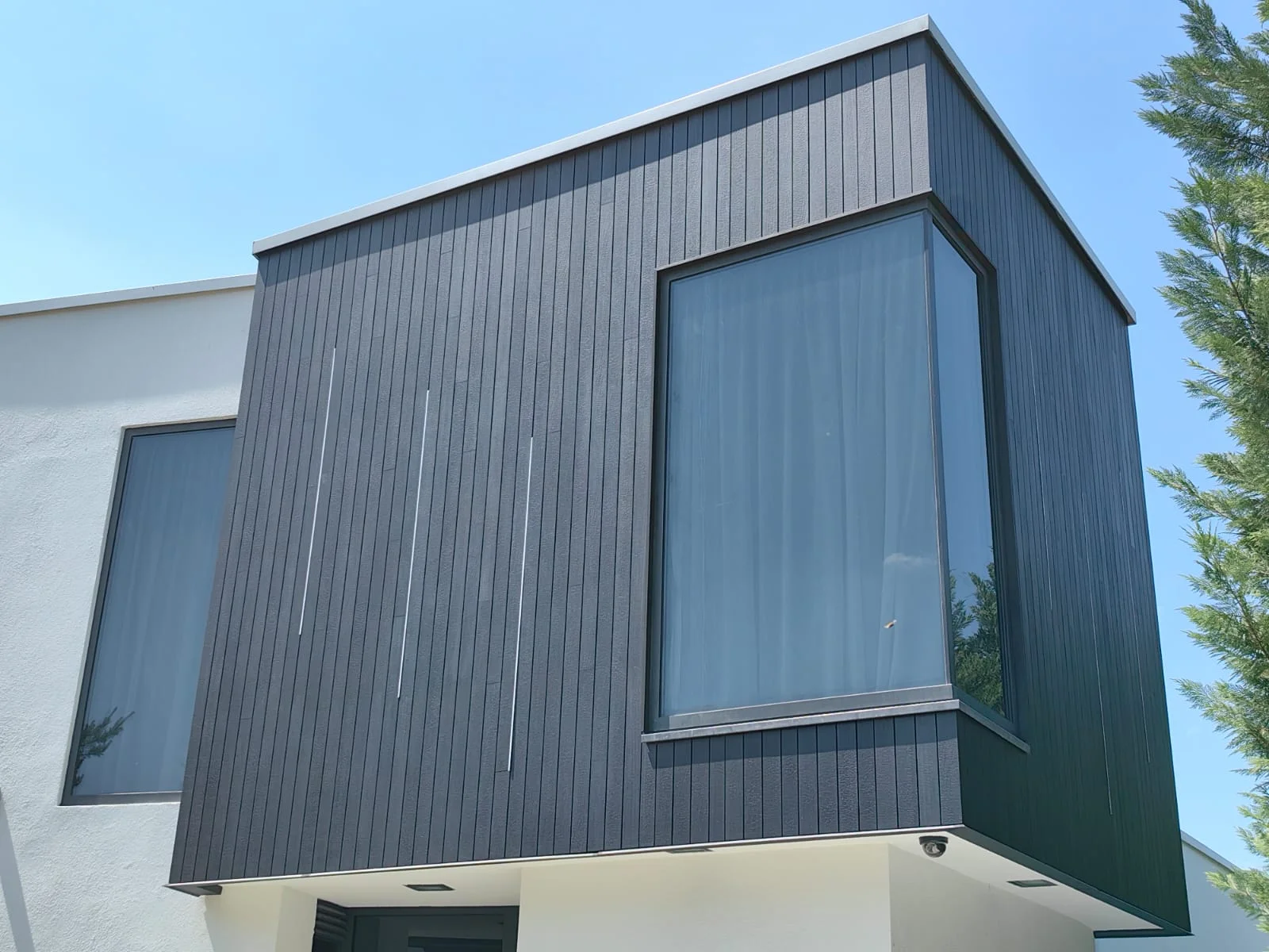 Charred Ayous House – fațadă din Ayous termotratat cu finisaj de lemn ars – Corbeanca, Ilfov – Floors4You