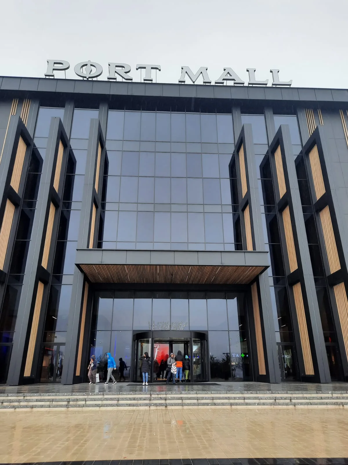 Port Mall Chișinău – grinzi și fațadă din Ayous – Chișinău, Republica Moldova – Victoria Star și Floors4You