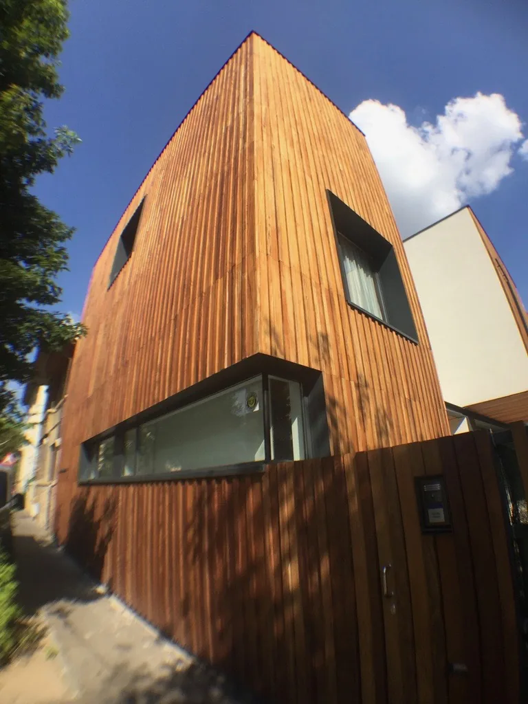Iroko House - facade and interior - Floors4You