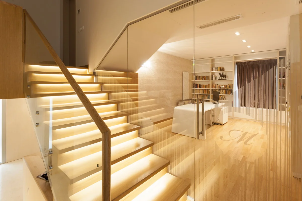 Glass & Wood Stairs Villa – scări din parchet cu LED – București – Floors4You