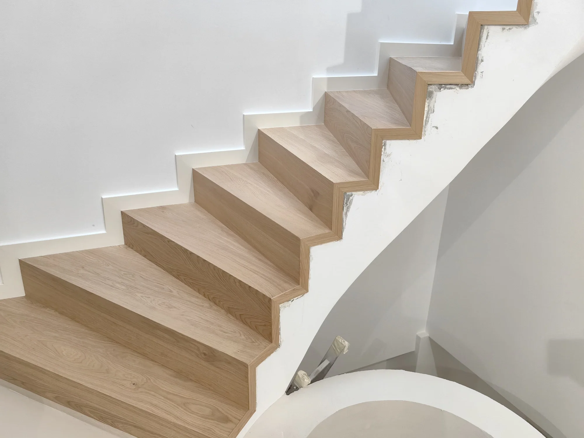 Latte Spiral Staircase – scară în spirală placată cu parchet – București – Floors4You