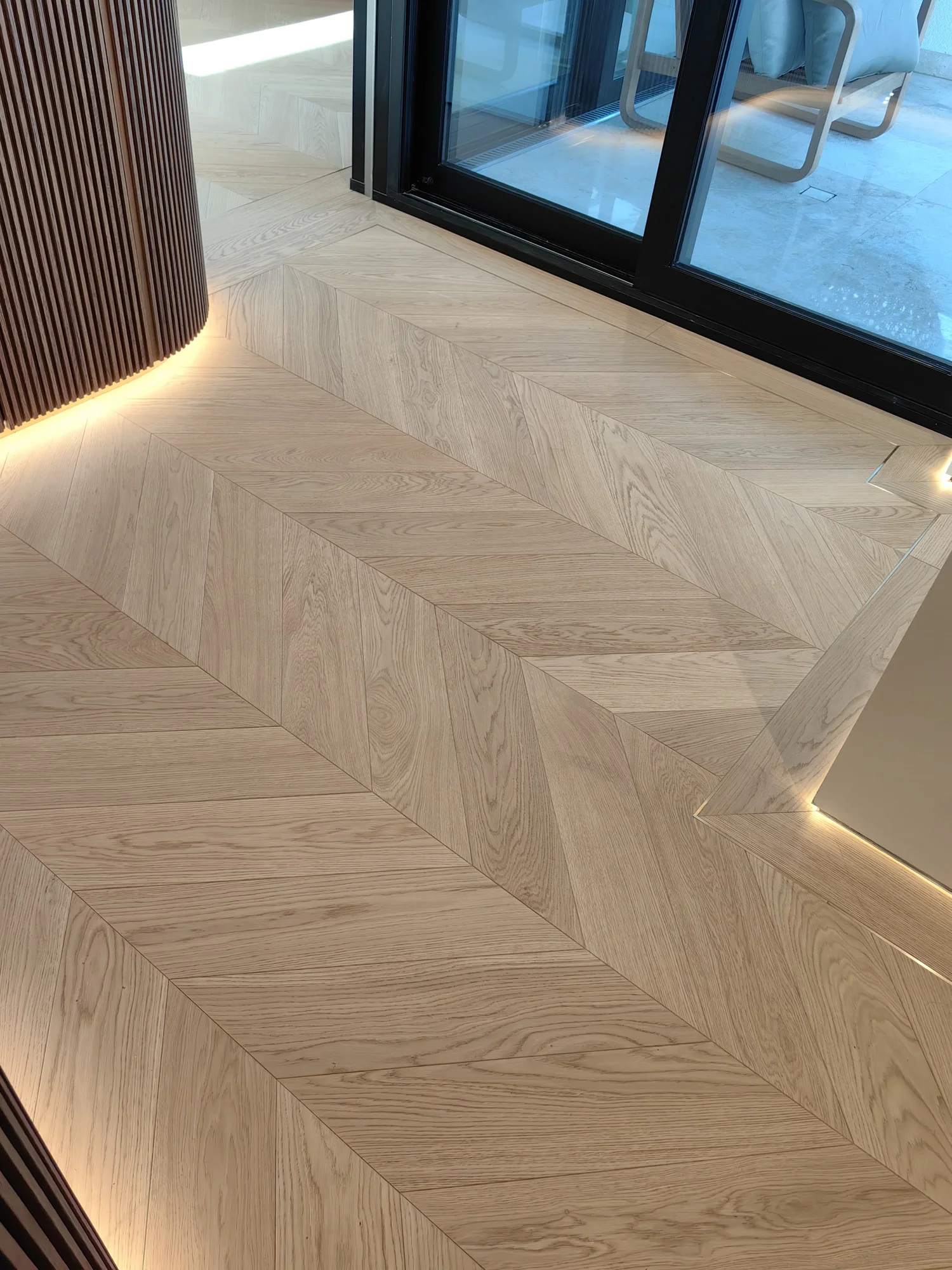 Brass Chevron Residence – parchet Chevron cu bordură de alamă – București – Floors4You