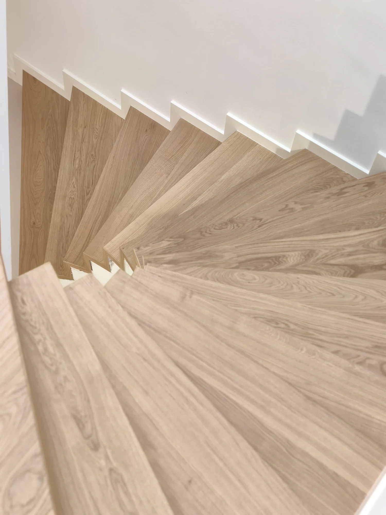 Latte Spiral Staircase – scară în spirală placată cu parchet – București – Floors4You