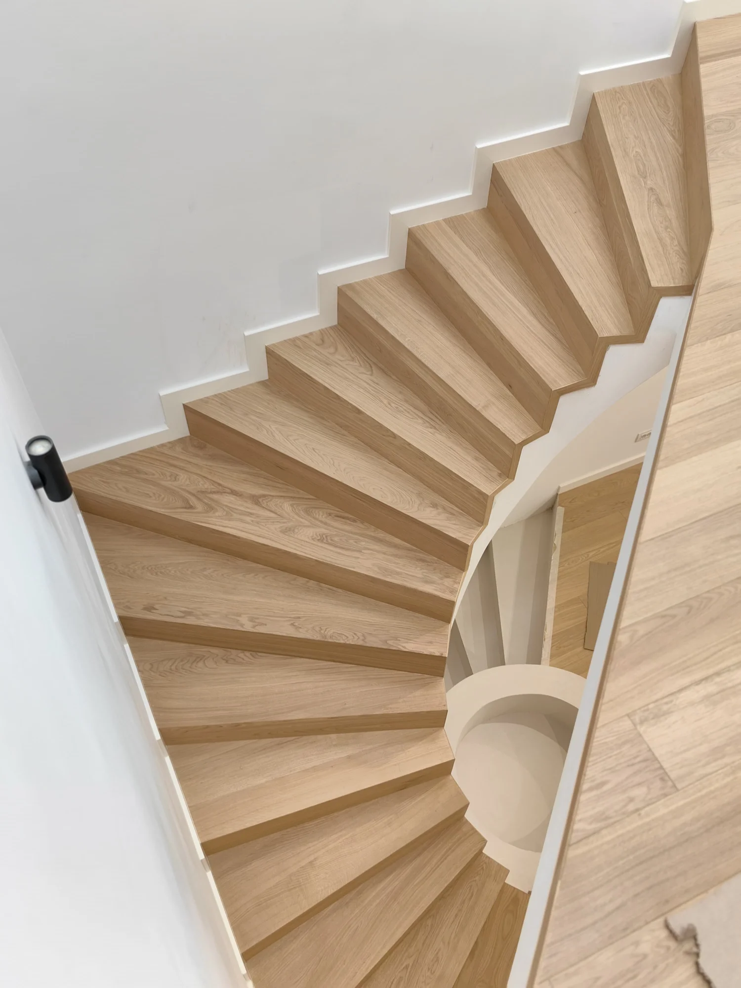 Latte Spiral Staircase – scară în spirală placată cu parchet – București – Floors4You