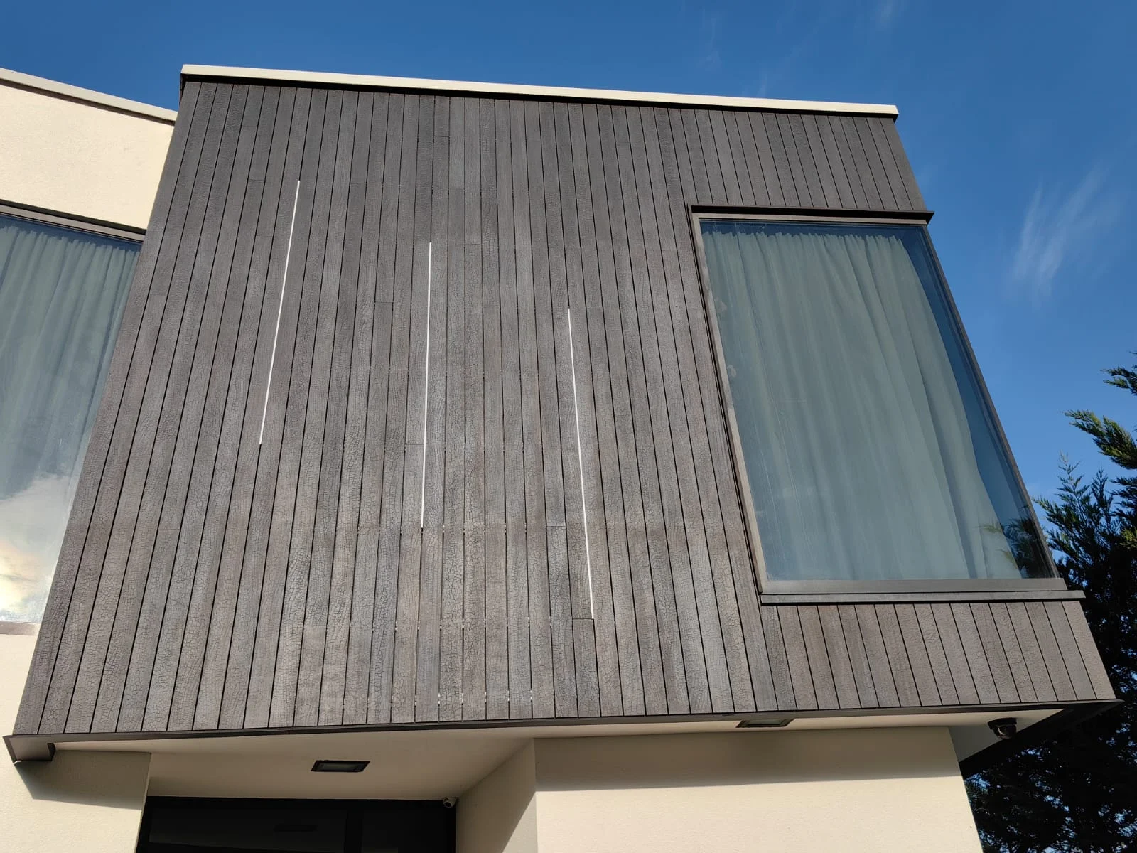 Charred Ayous House – fațadă din Ayous termotratat cu finisaj de lemn ars – Corbeanca, Ilfov – Floors4You