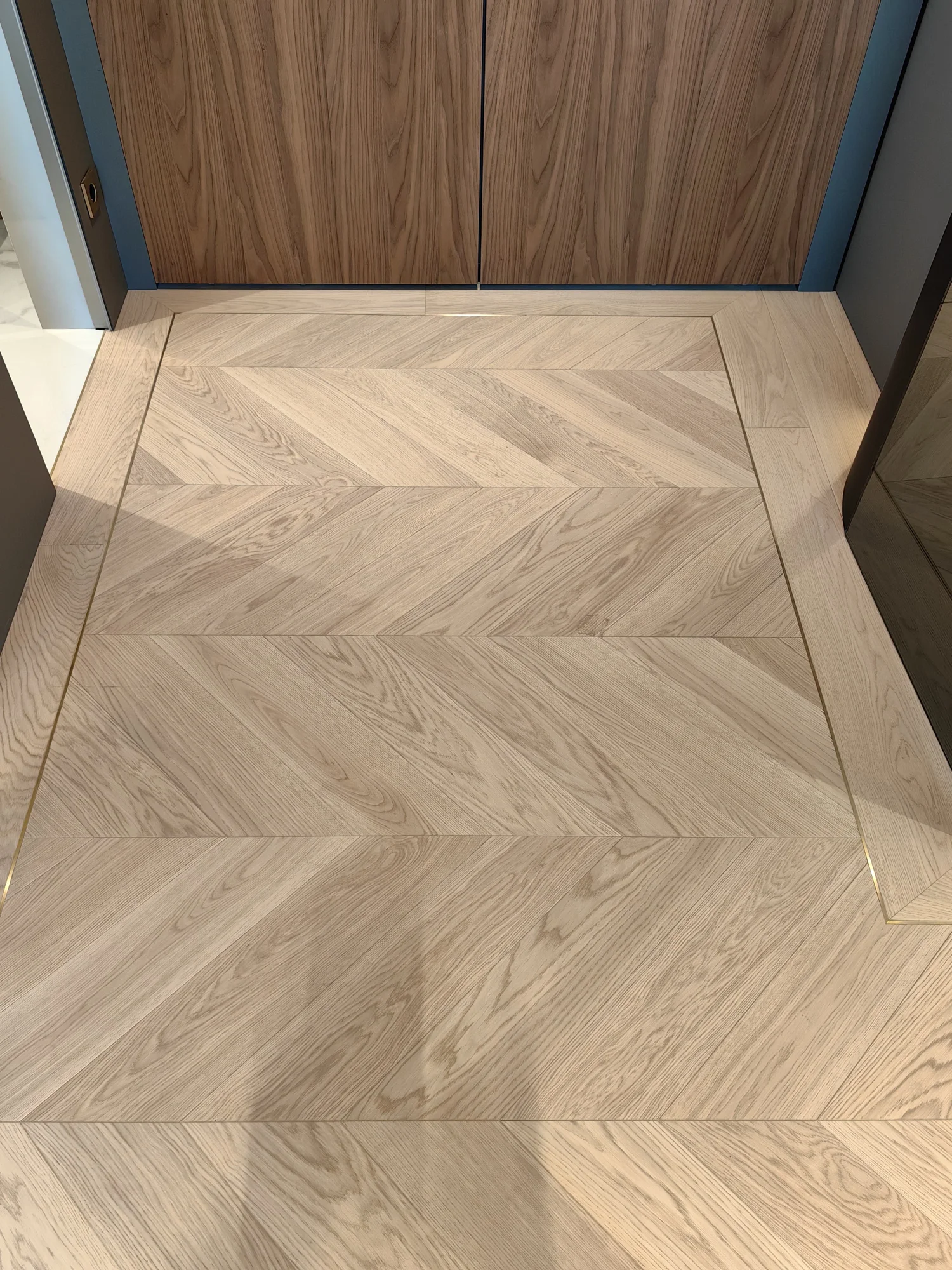 Brass Chevron Residence – parchet Chevron cu bordură de alamă – București – Floors4You