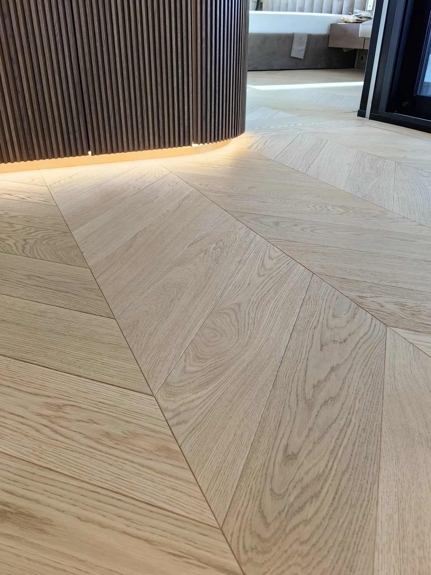 Brass Chevron Residence – parchet Chevron cu bordură de alamă – București – Floors4You