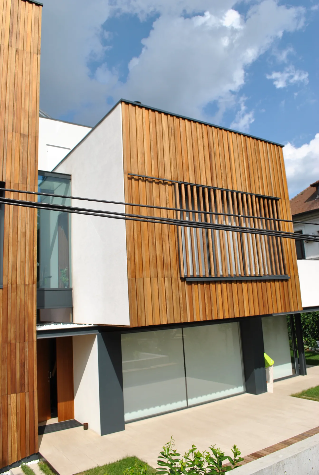 Iroko House - facade and interior - Floors4You