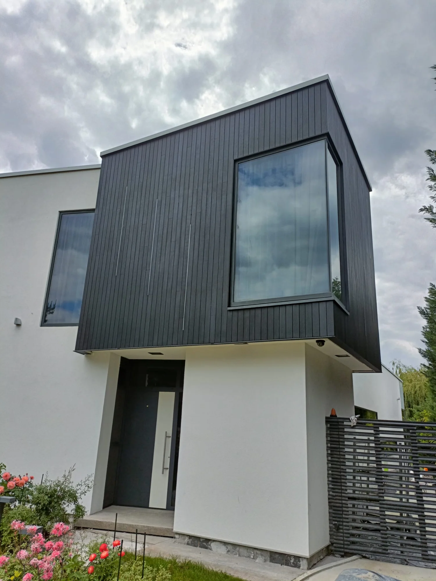 Charred Ayous House – fațadă din Ayous termotratat cu finisaj de lemn ars – Corbeanca, Ilfov – Floors4You