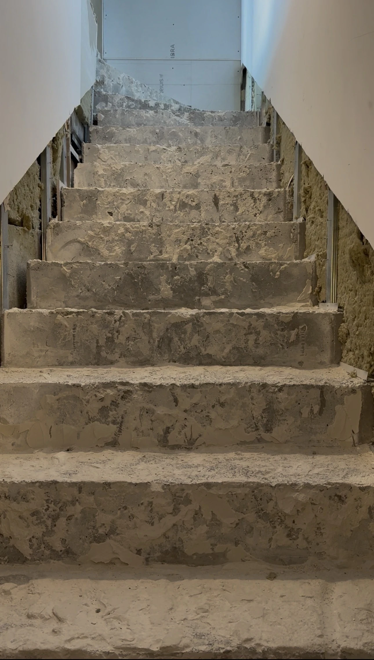 Scară din beton brut