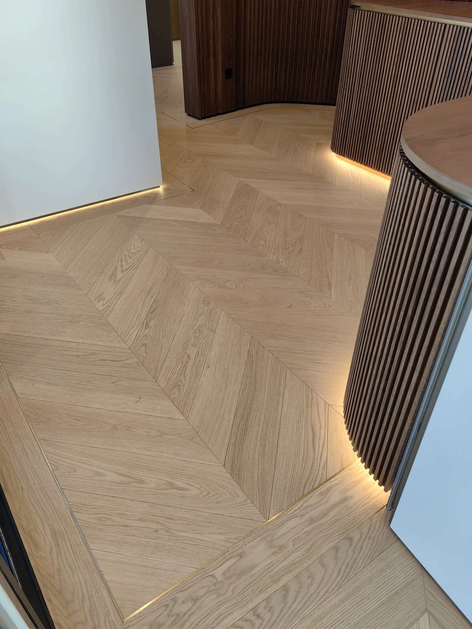 Brass Chevron Residence – parchet Chevron cu bordură de alamă – București – Floors4You