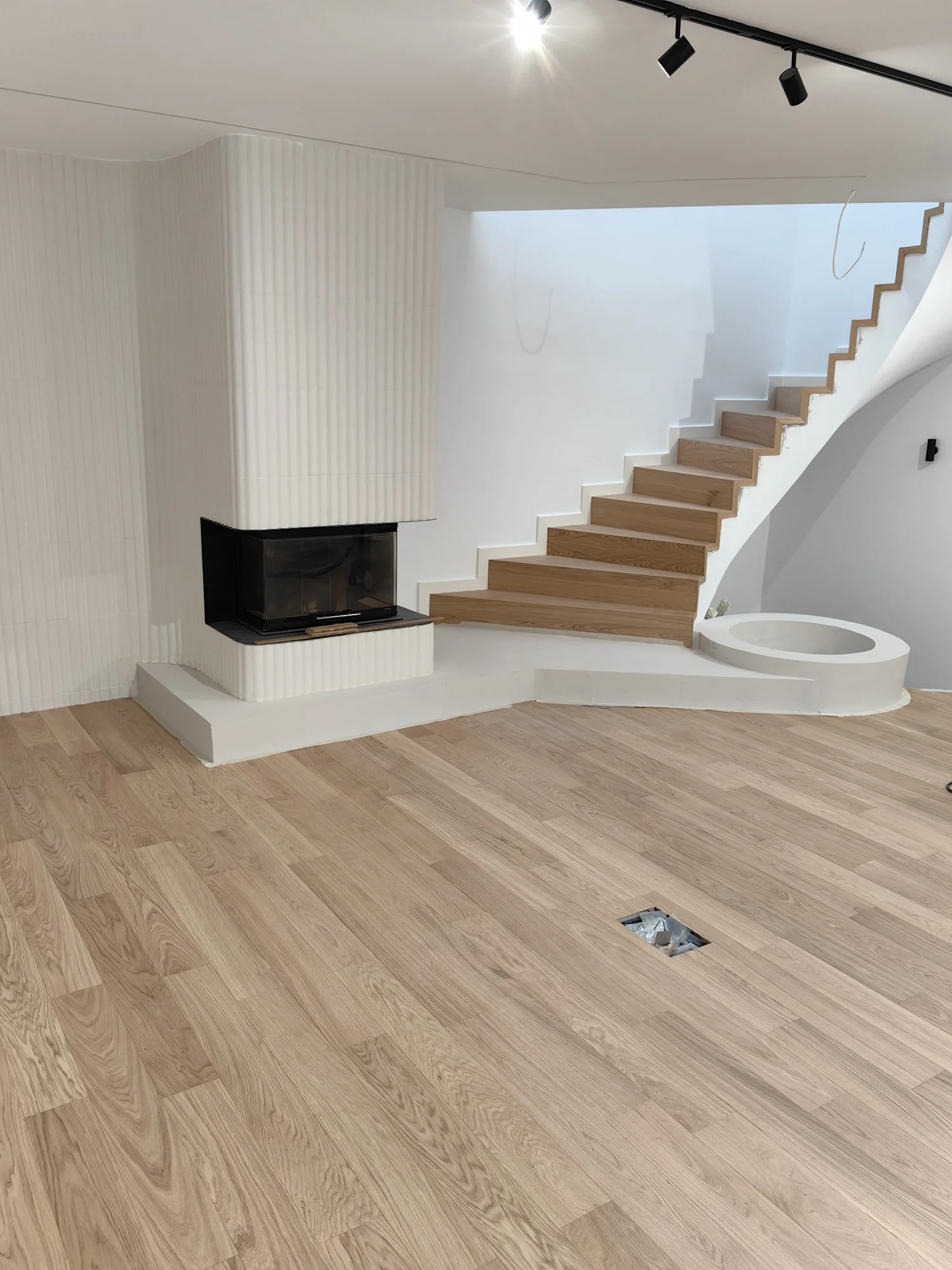 Latte Spiral Staircase – scară în spirală placată cu parchet – București – Floors4You