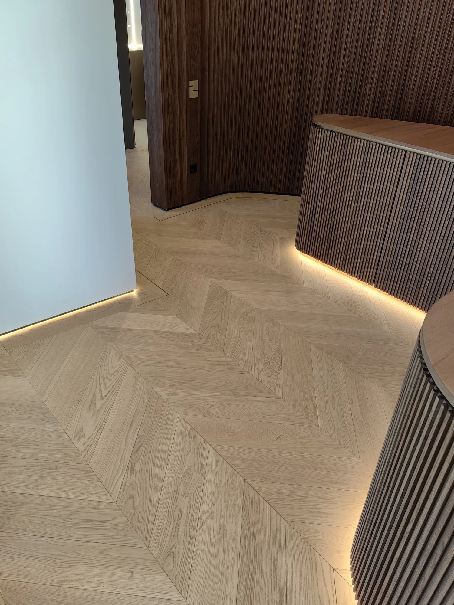 Brass Chevron Residence – parchet Chevron cu bordură de alamă – București – Floors4You