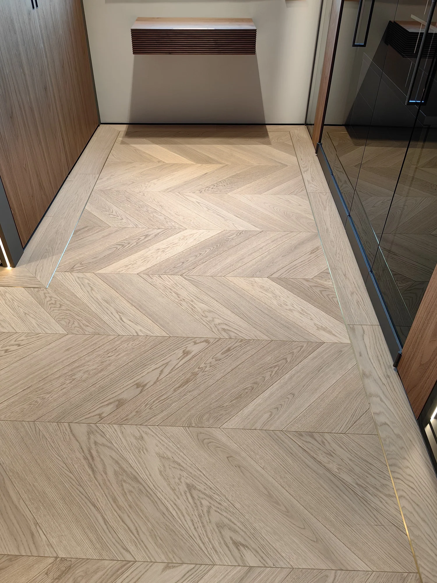 Brass Chevron Residence – parchet Chevron cu bordură de alamă – București – Floors4You