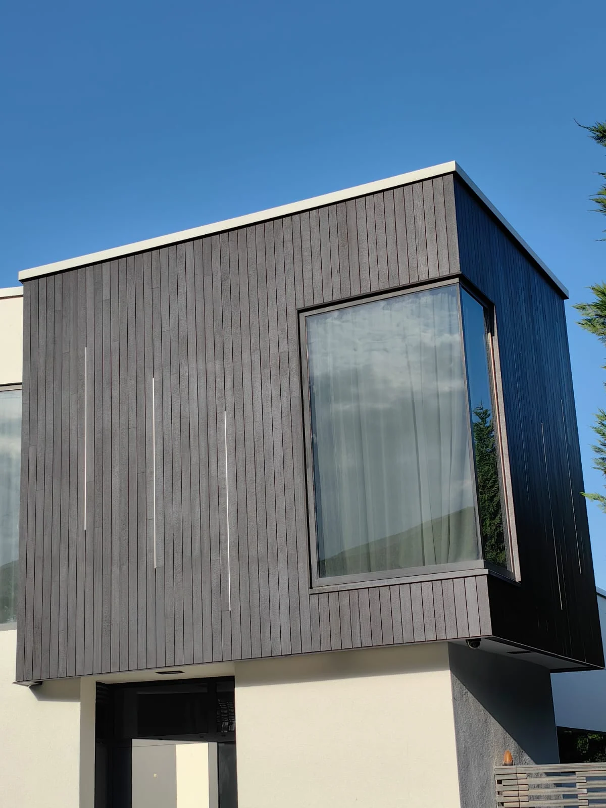 Charred Ayous House – fațadă din Ayous termotratat cu finisaj de lemn ars – Corbeanca, Ilfov – Floors4You