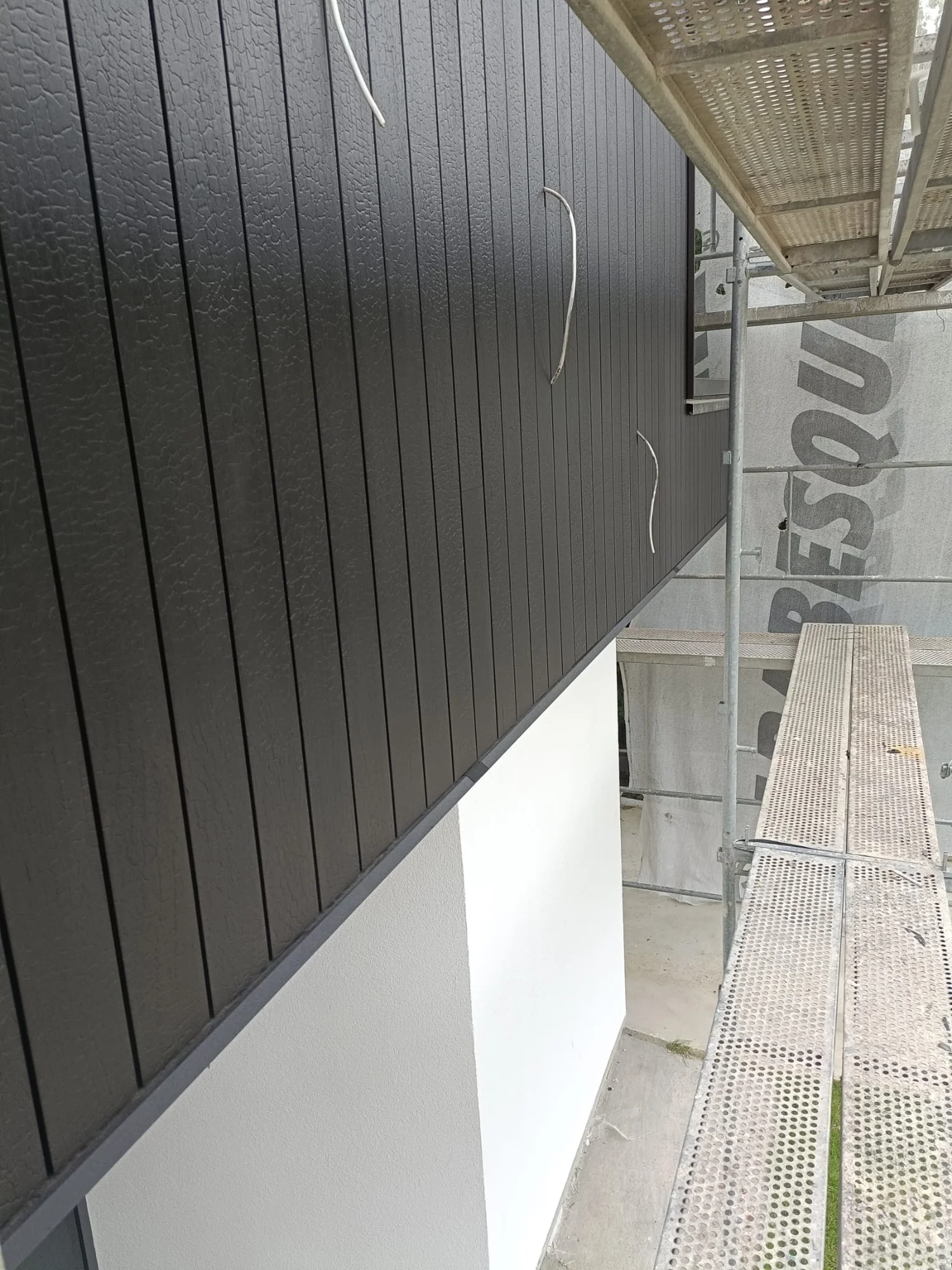 Charred Ayous House – fațadă din Ayous termotratat cu finisaj de lemn ars – Corbeanca, Ilfov – Floors4You