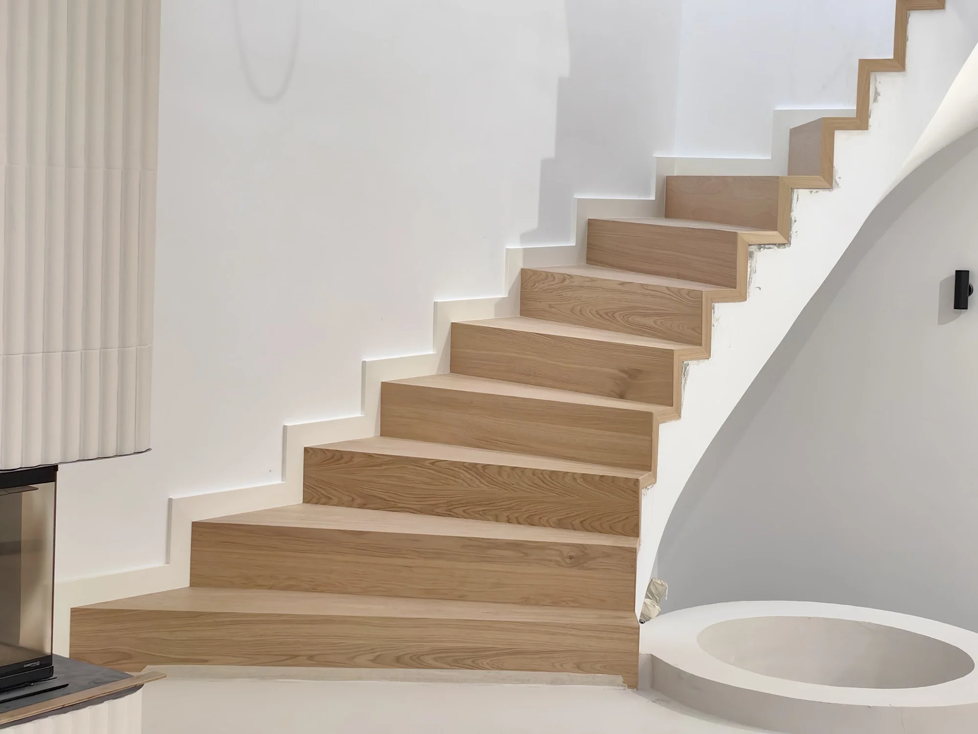 Latte Spiral Staircase – scară în spirală placată cu parchet – București – Floors4You