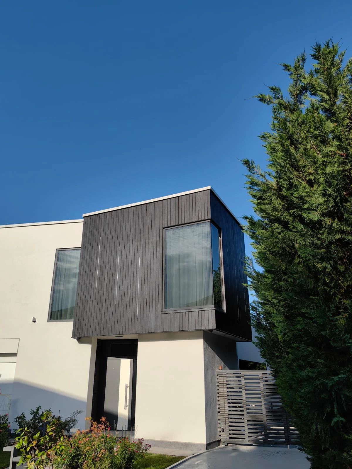 Charred Ayous House – fațadă din Ayous termotratat cu finisaj de lemn ars – Corbeanca, Ilfov – Floors4You
