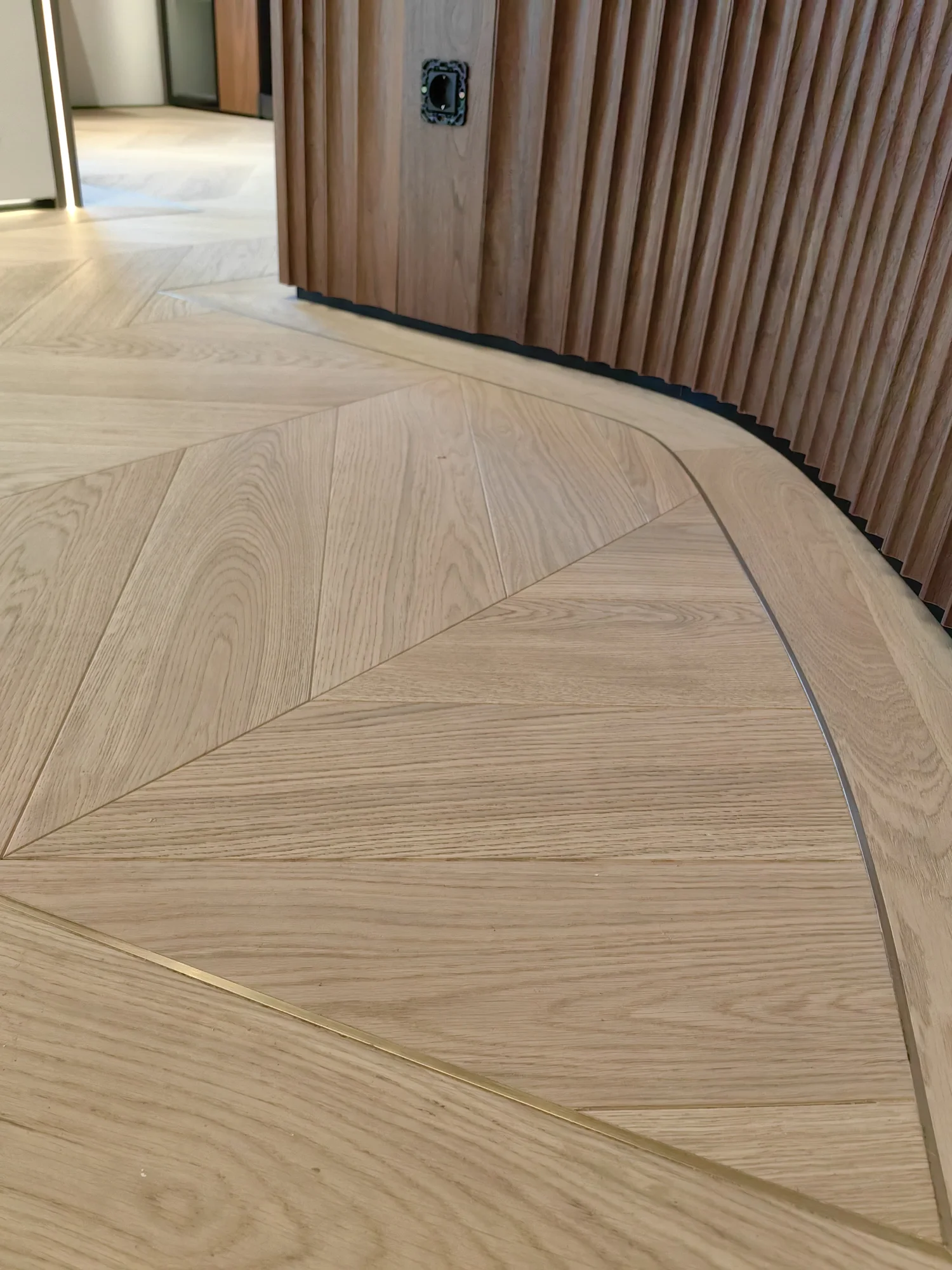 Brass Chevron Residence – parchet Chevron cu bordură de alamă – București – Floors4You
