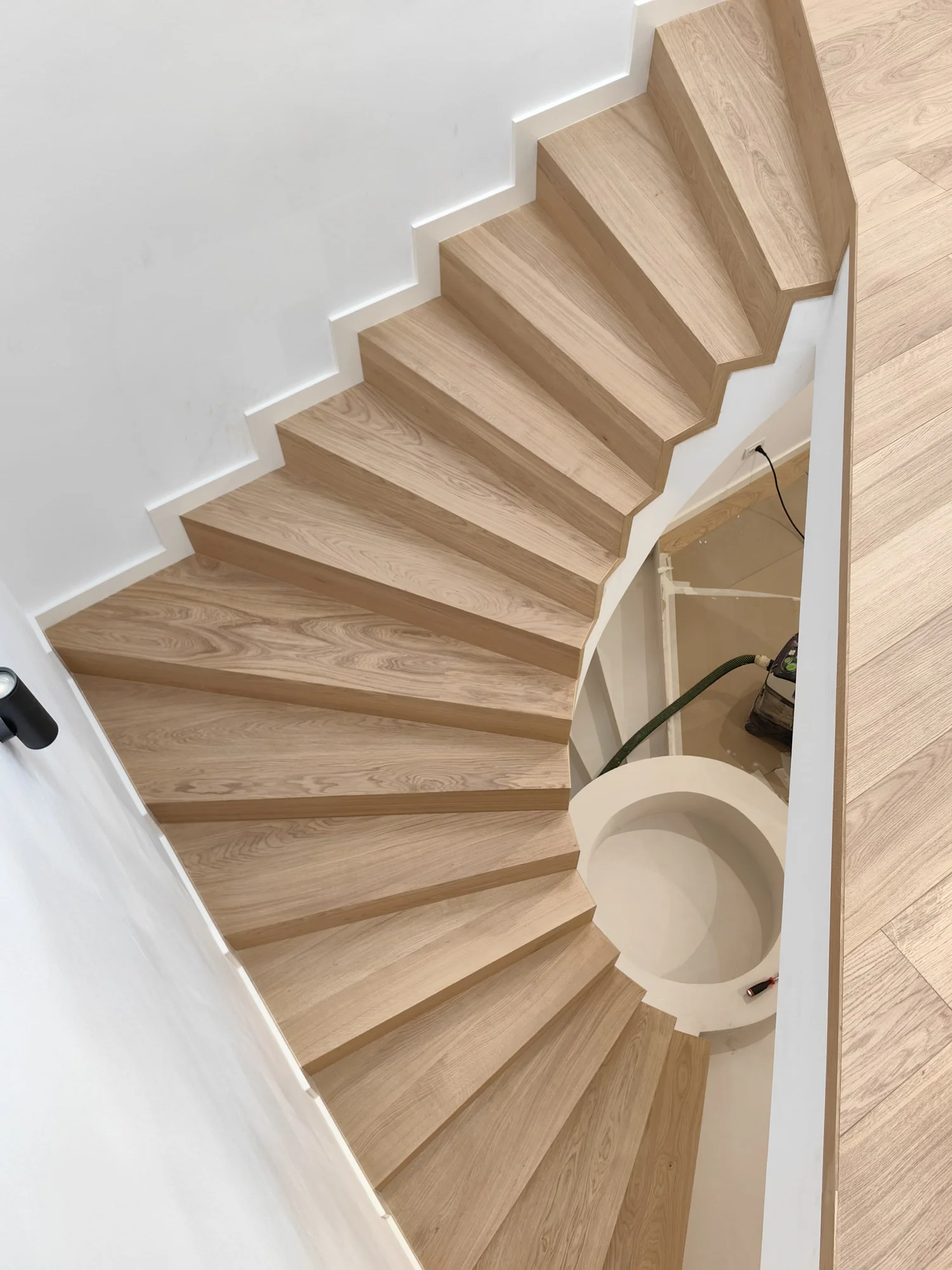 Latte Spiral Staircase – scară în spirală placată cu parchet – București – Floors4You