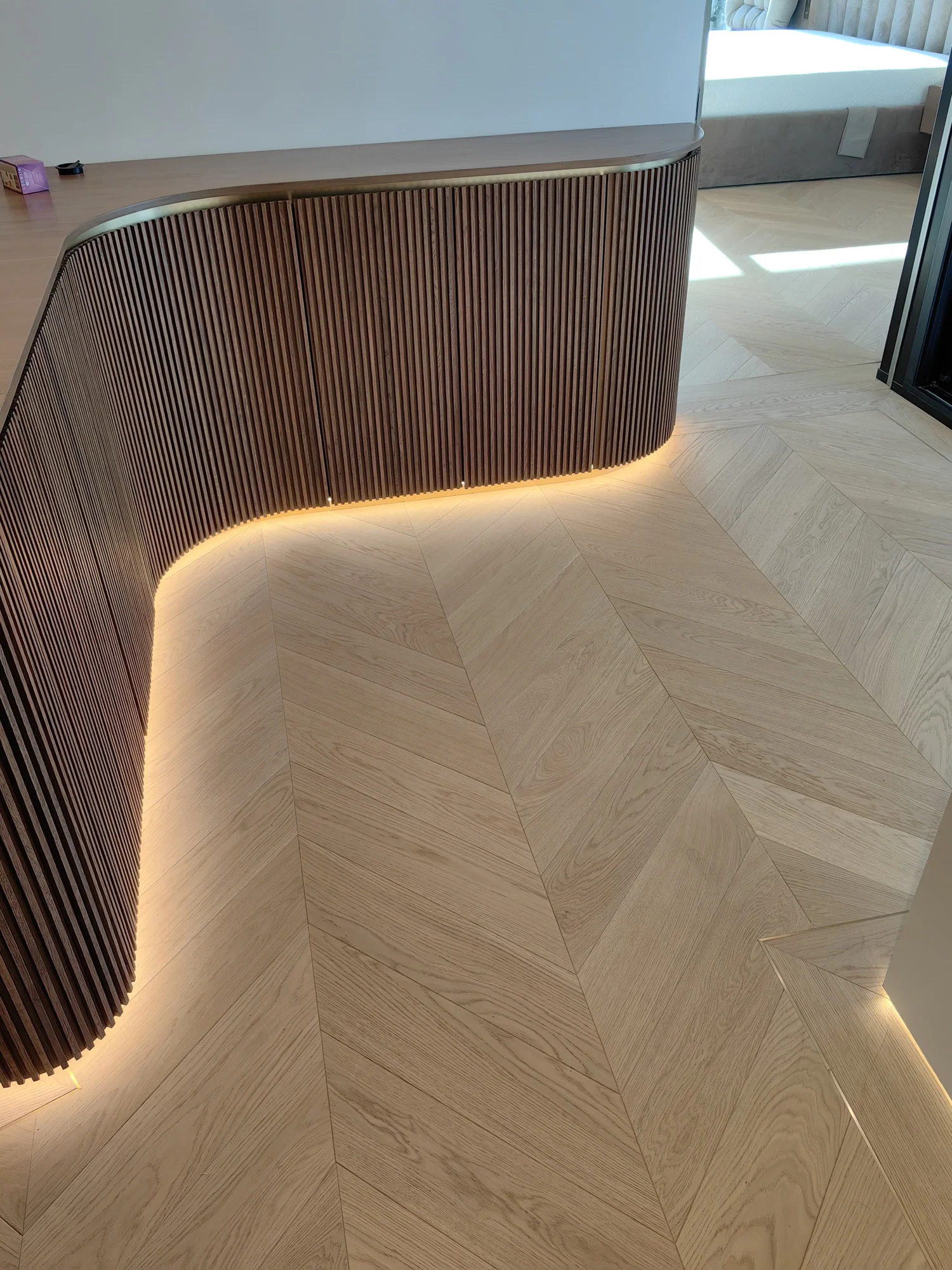 Brass Chevron Residence – parchet Chevron cu bordură de alamă – București – Floors4You