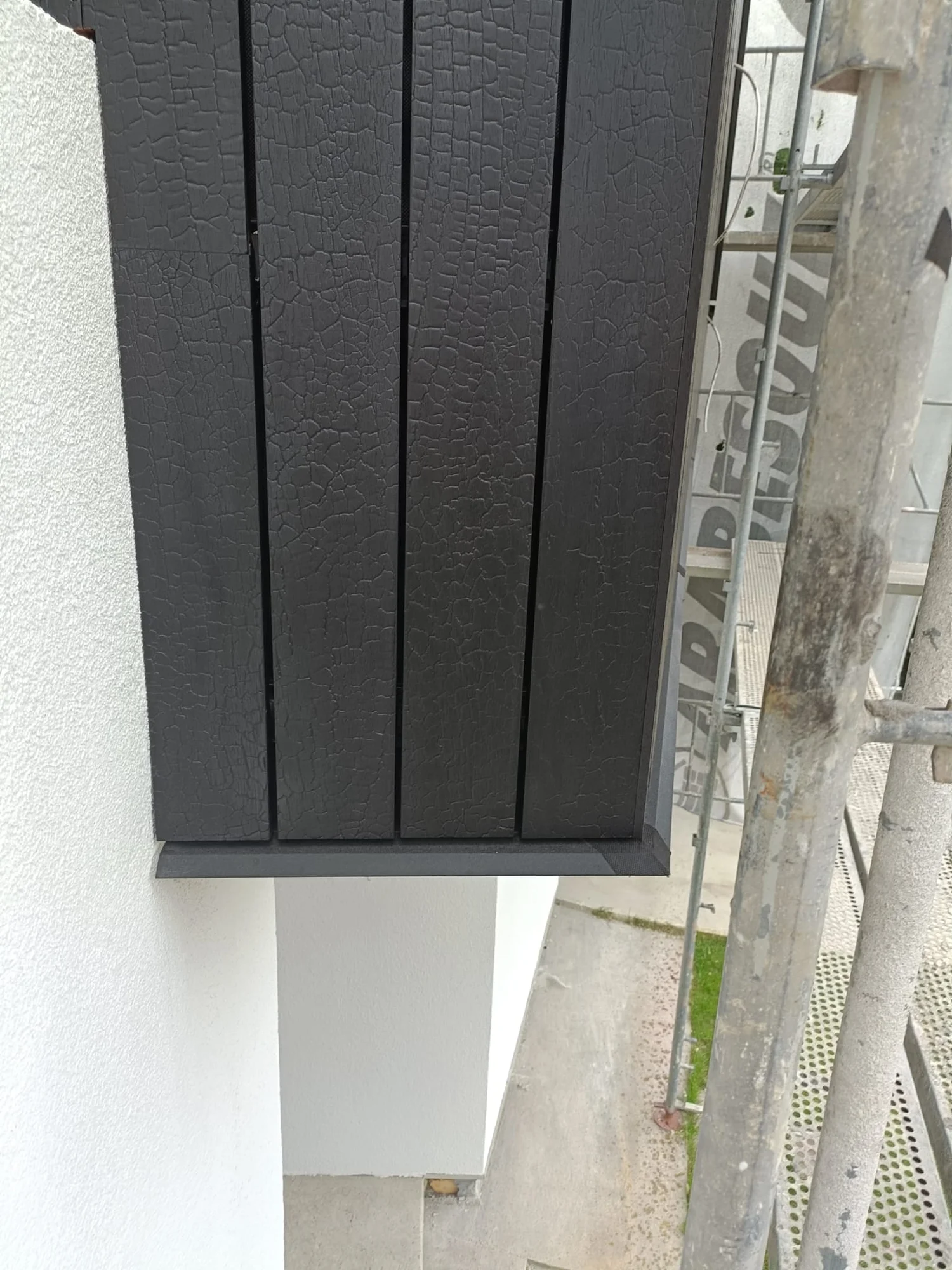 Charred Ayous House – fațadă din Ayous termotratat cu finisaj de lemn ars – Corbeanca, Ilfov – Floors4You