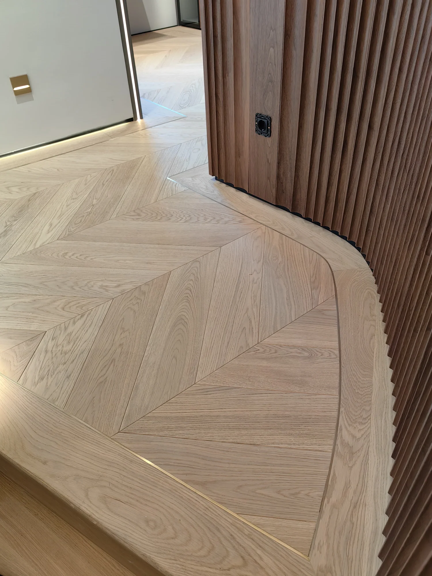 Brass Chevron Residence – parchet Chevron cu bordură de alamă – București – Floors4You