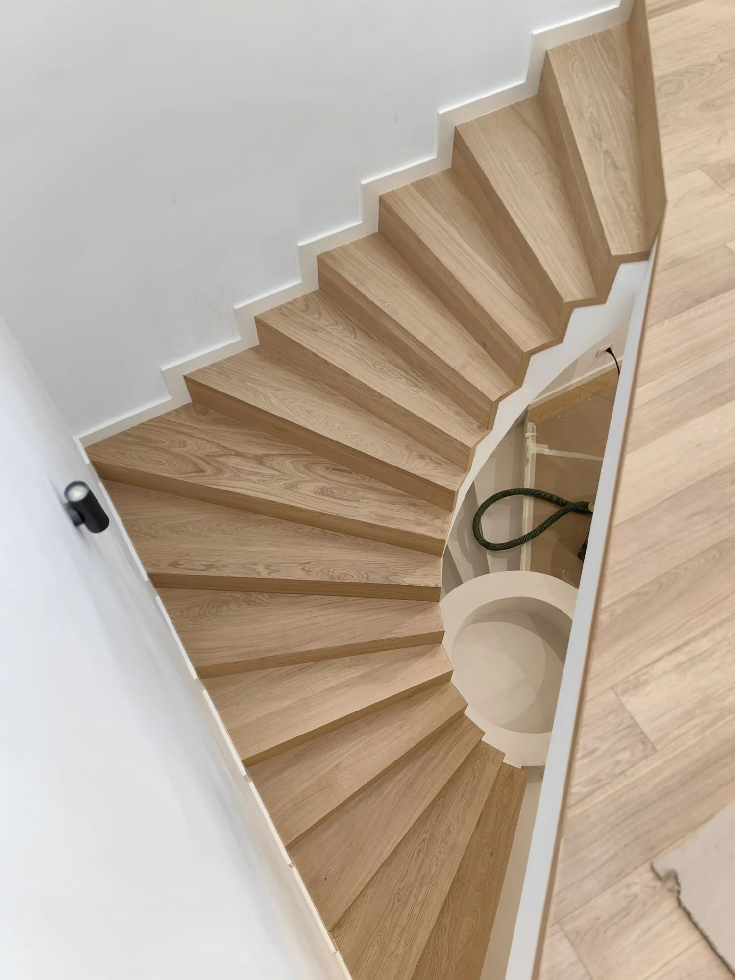 Latte Spiral Staircase – scară în spirală placată cu parchet – București – Floors4You