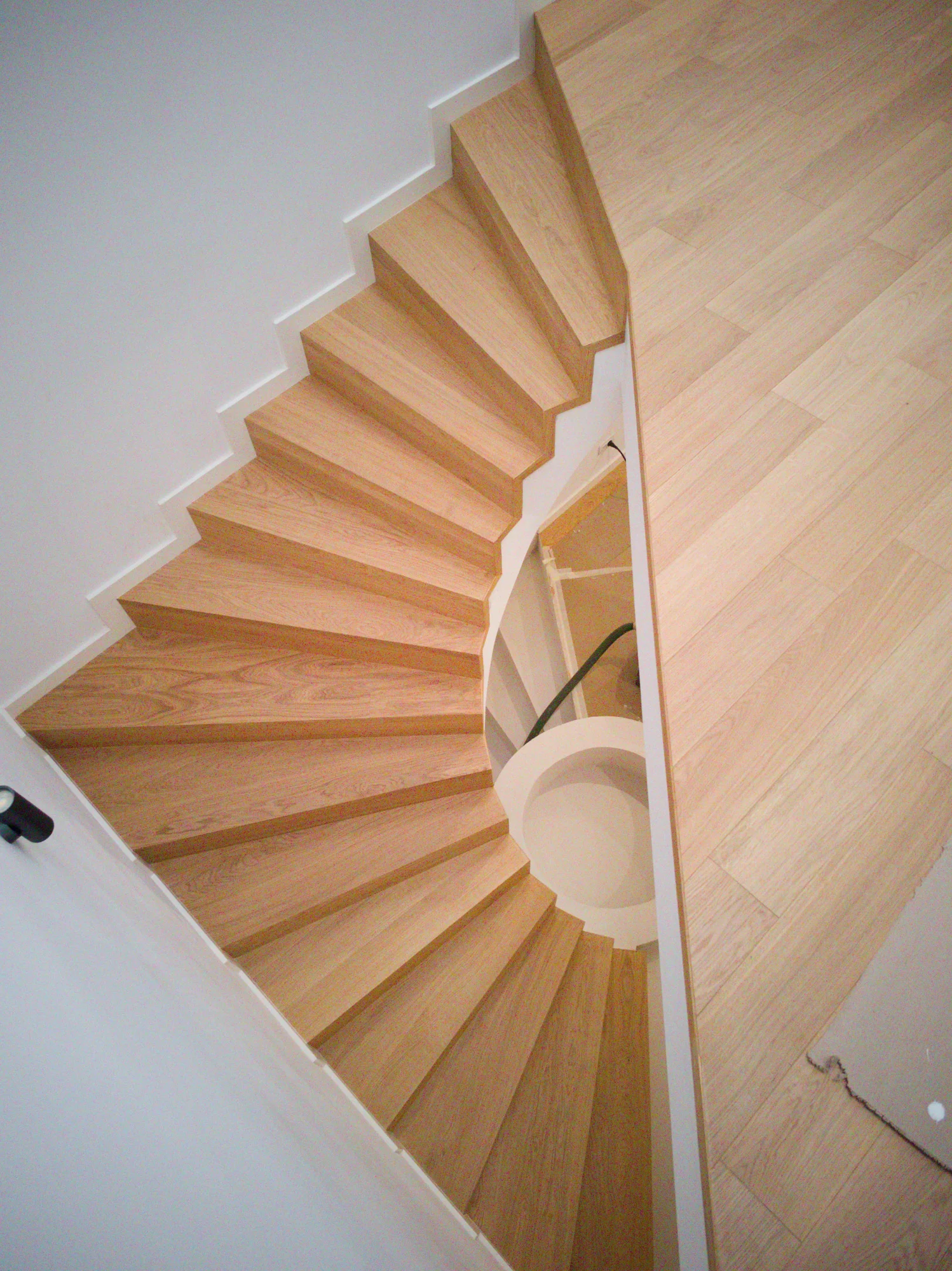 Latte Spiral Staircase – scară în spirală placată cu parchet – București – Floors4You