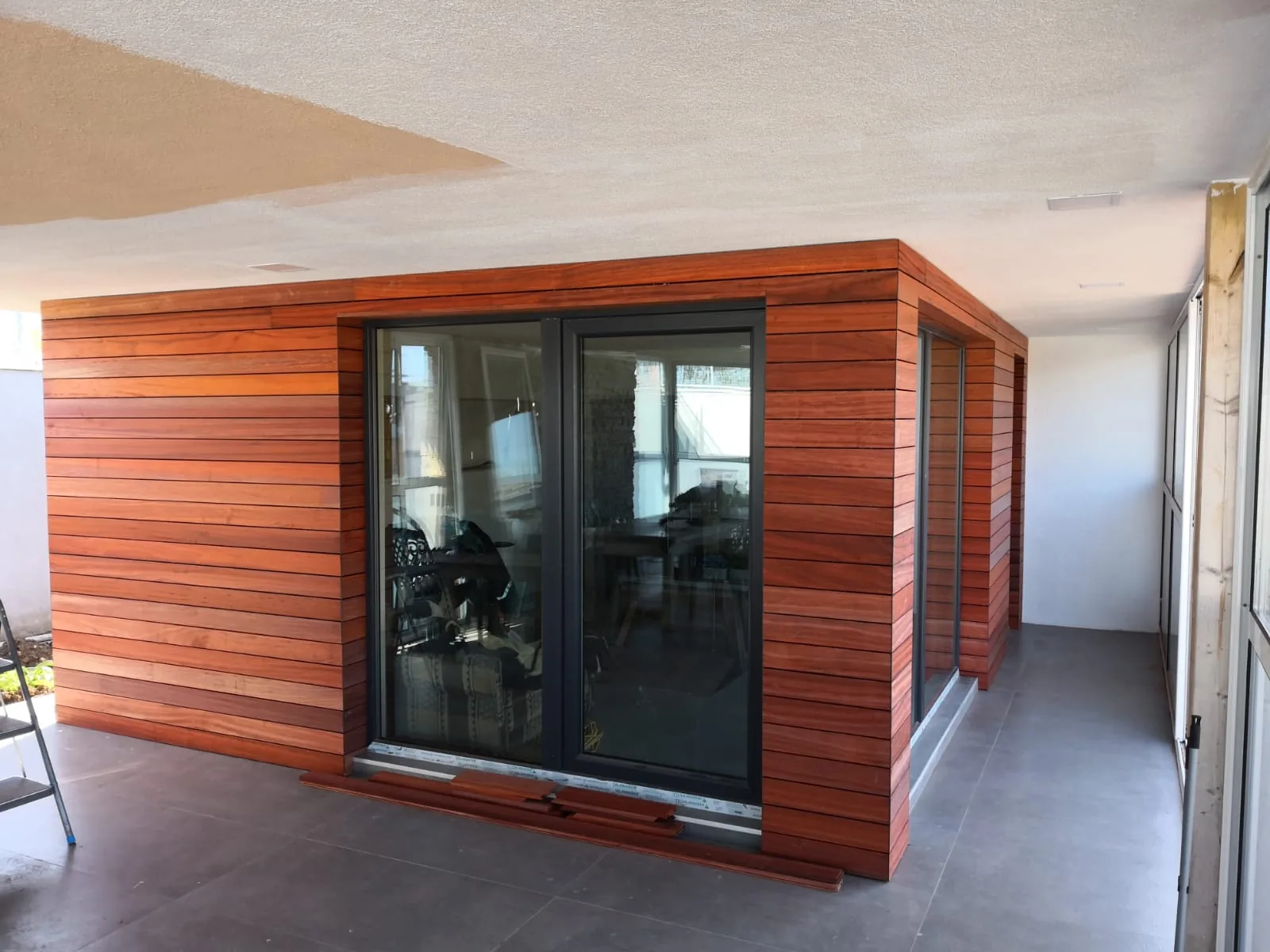 Black Sea Padauk Villa – fațadă și deck – Constanța – Floors4You