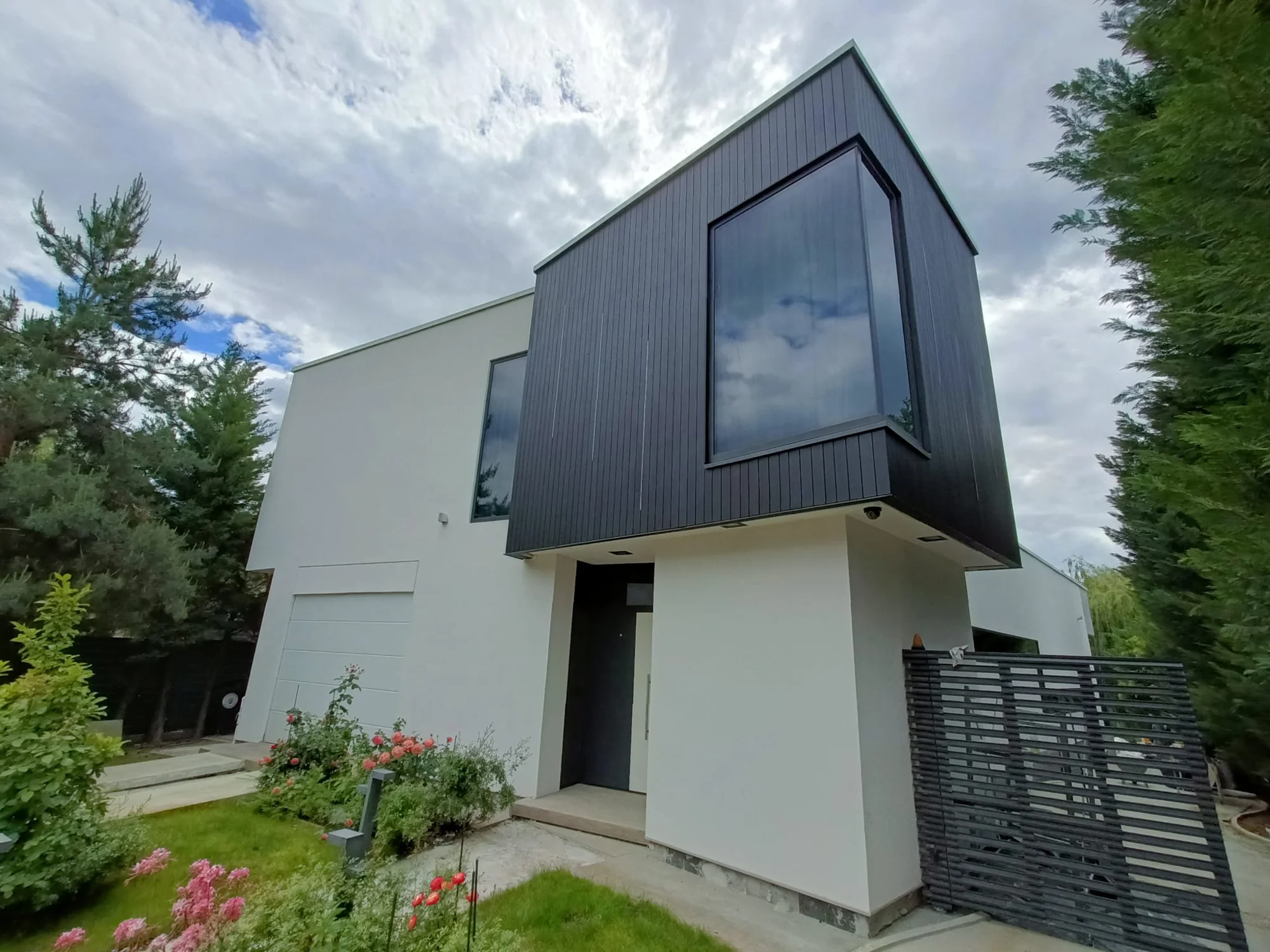 Charred Ayous House – fațadă din Ayous termotratat cu finisaj de lemn ars – Corbeanca, Ilfov – Floors4You