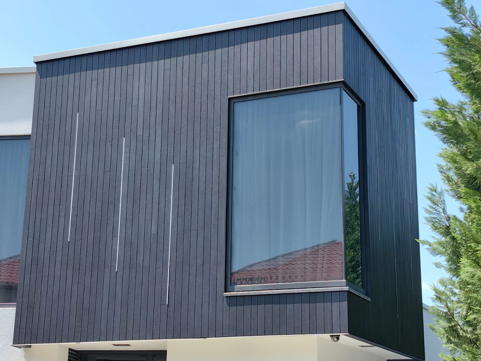 Charred Ayous House – fațadă din Ayous termotratat cu finisaj de lemn ars – Corbeanca, Ilfov – Floors4You