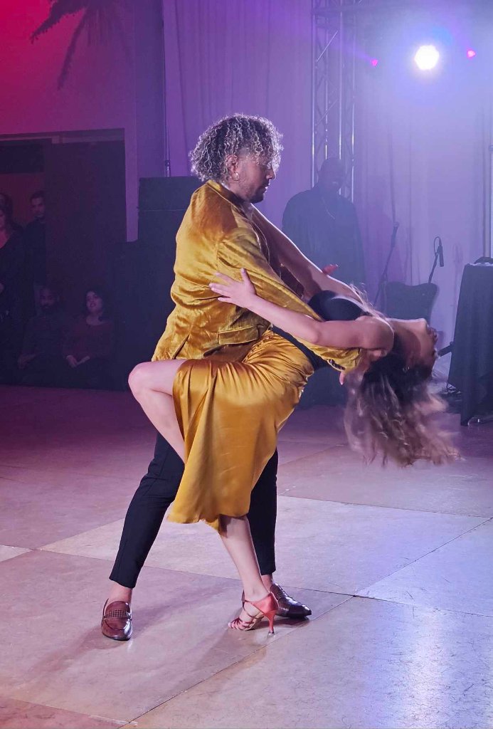 Couple bachata performance on stage – dip