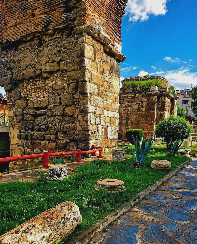 "Holding up" the ruins — Smyrna Agora