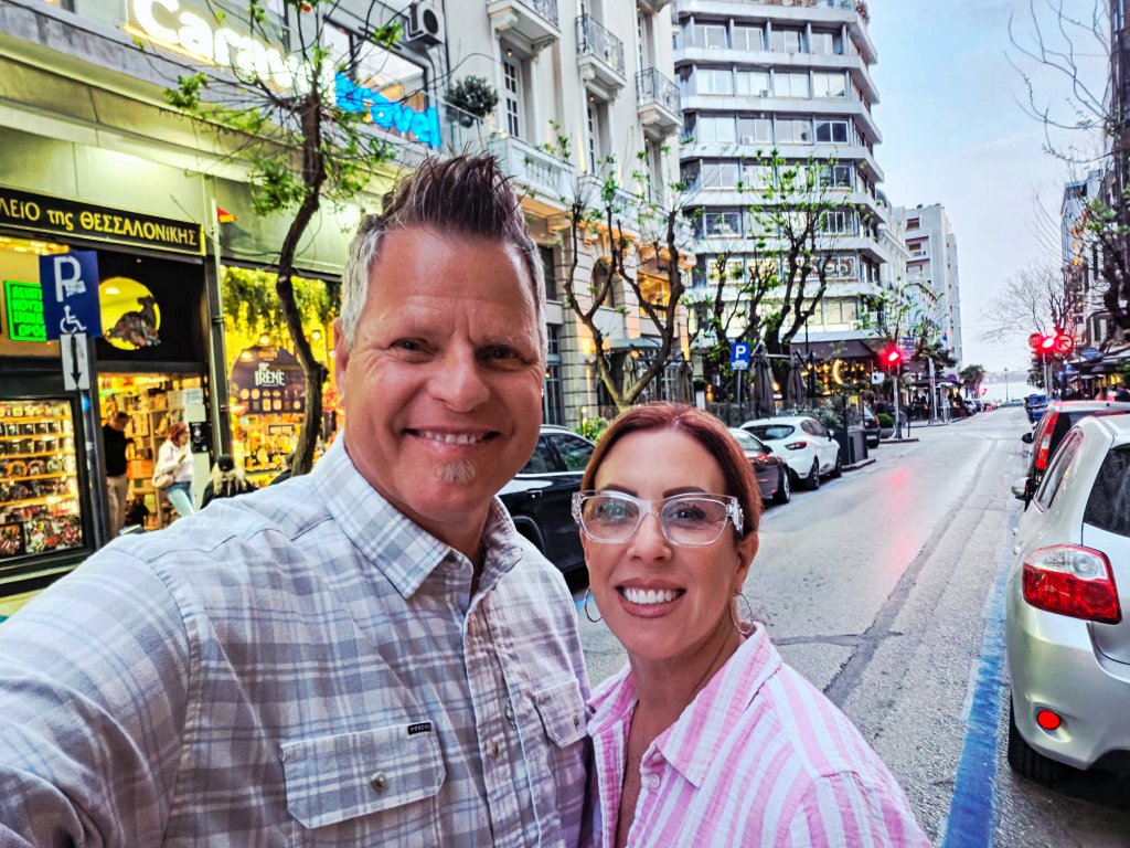 Couple selfie — Thessaloniki street