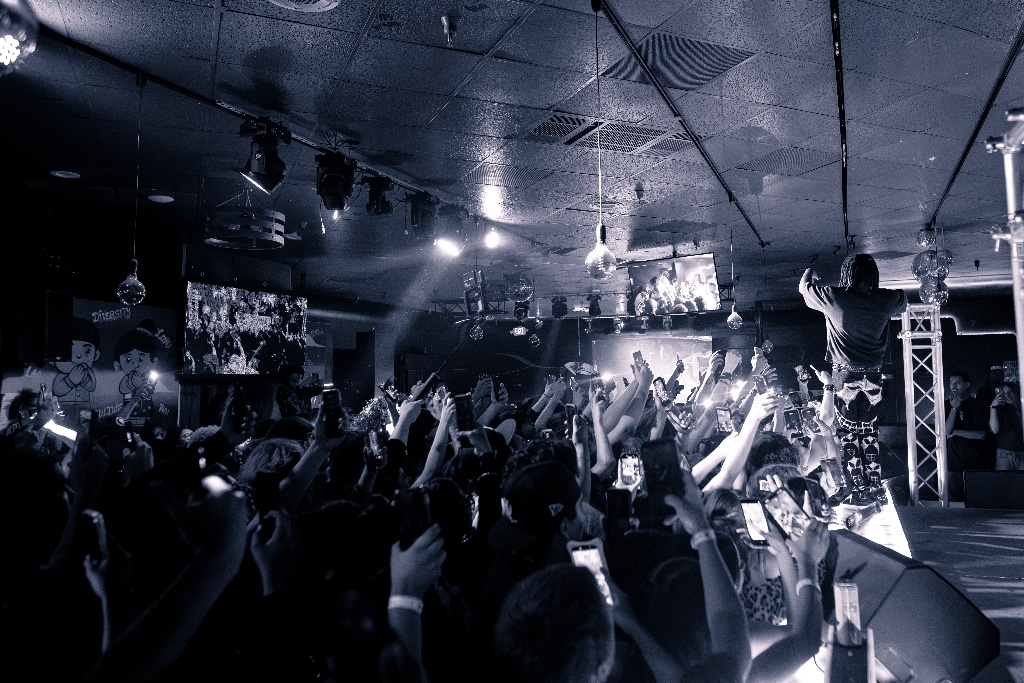 C3 Lounge live event crowd