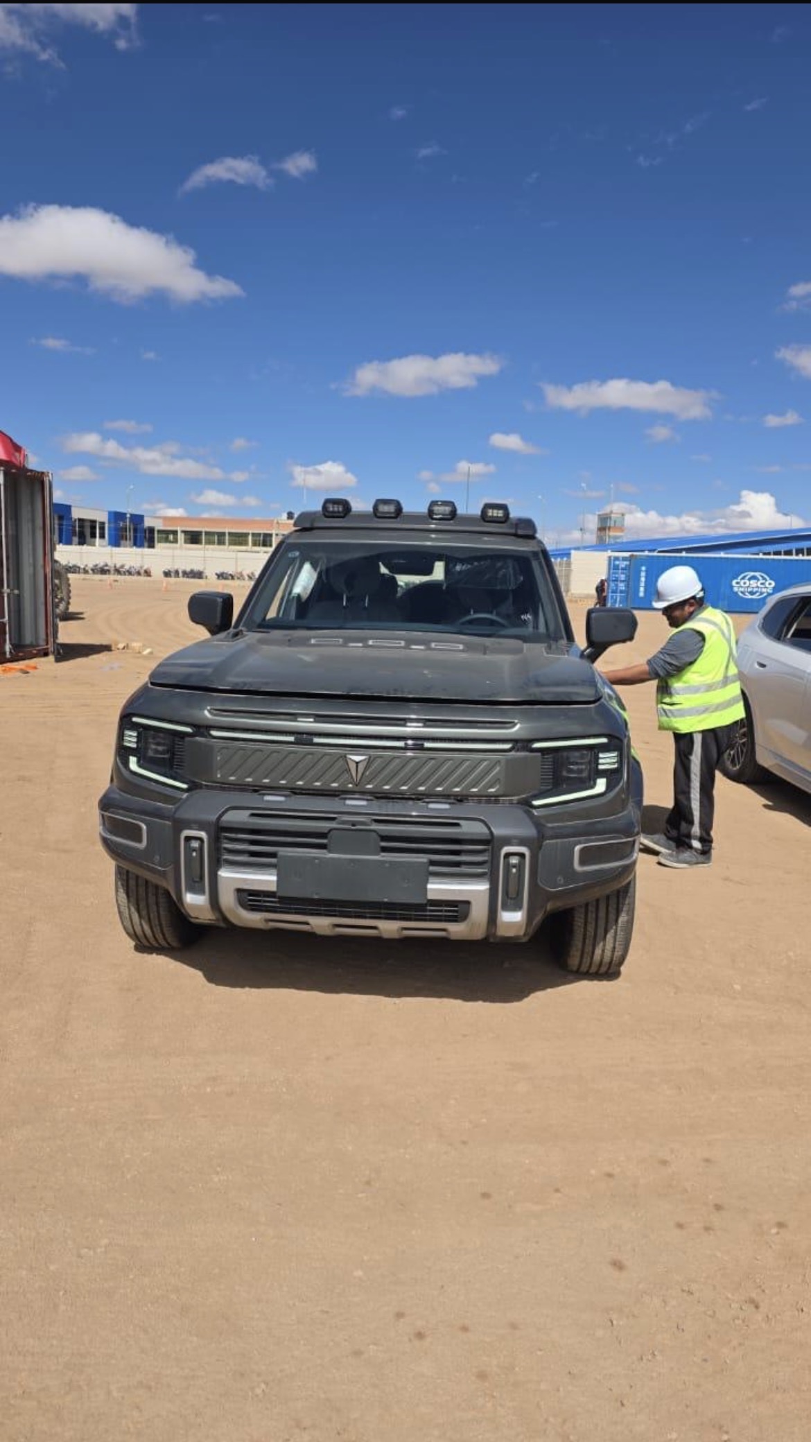Inspeccionando los coches en aduana interior Bolivia
