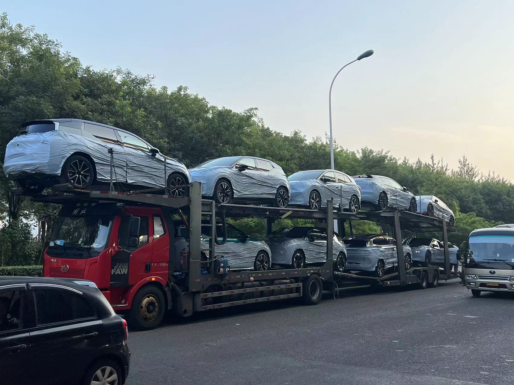 Flota de vehículos apilados en la cigüeña rumbo al puerto de origen — Foshan, China