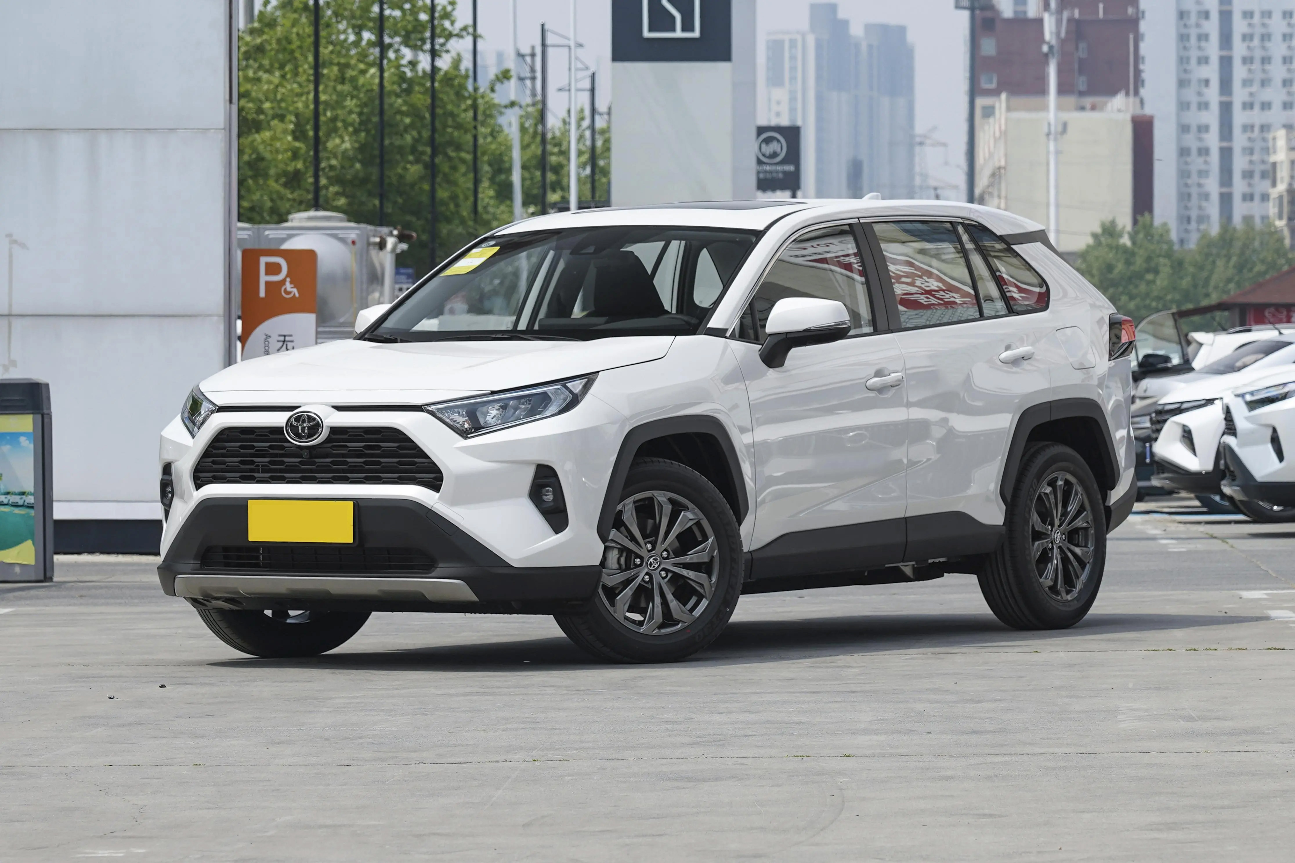 TOYOTA RAV 4 PREMIUM — 1,000 km