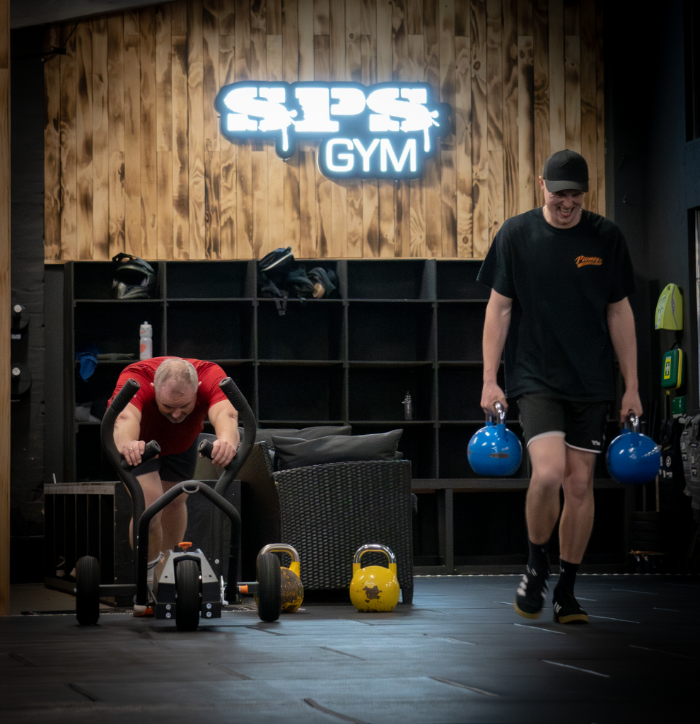 Personlig træner og klient i session hos SPS Gym Tønder