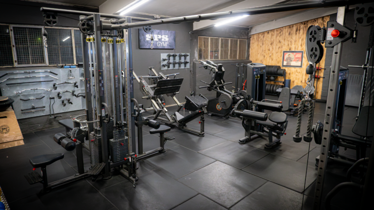 Open Gym areal i SPS Gym Tønder med styrketræning og frivægtsudstyr