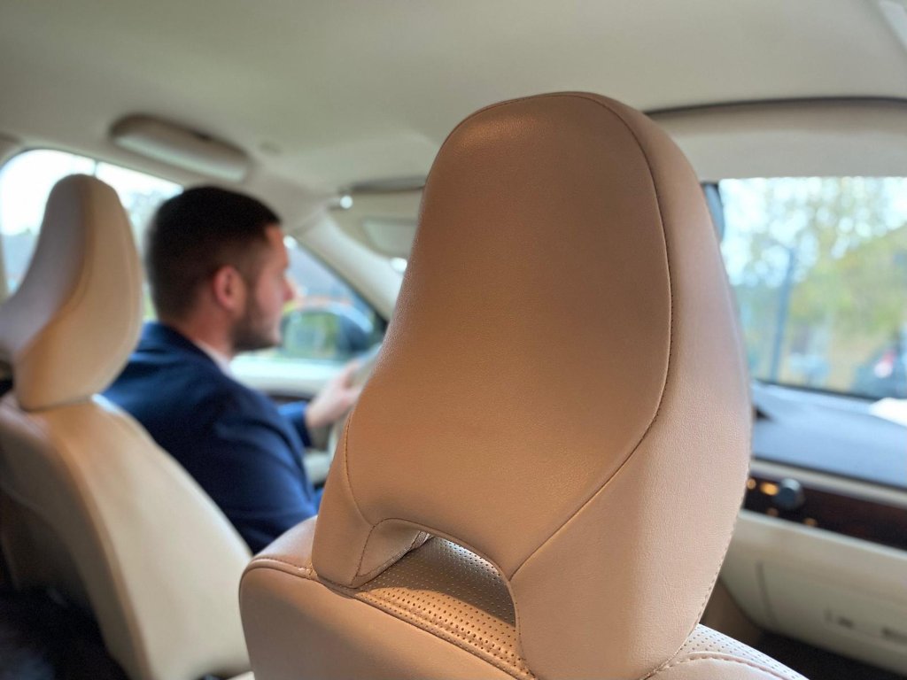 Chauffeur professionnel LAM Conciergerie intérieur véhicule de prestige
